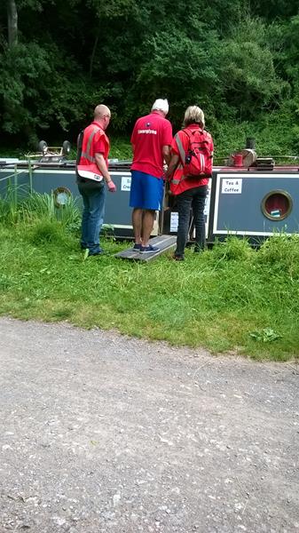 Paul, Spud &amp; Su choosing their ice cream, drink from the travelling cafe along the canal. The same gentlemen we saw last year!